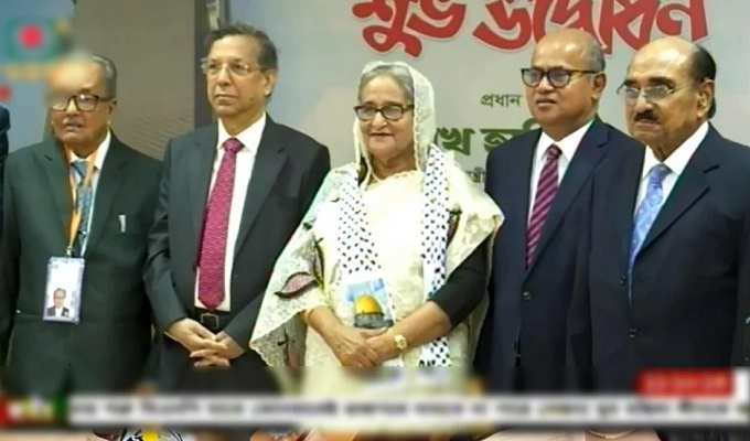 আজ শনিবার সুপ্রিম কোর্টের বার কাউন্সিলের নতুন ভবন উদ্বোধন করেন প্রধানমন্ত্রী শেখ হাসিনা।  ছবি: বিটিভি থেকে