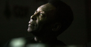 জীবন মৃত্যুর সন্ধিক্ষণে ফুটবলের রাজা পেলে 