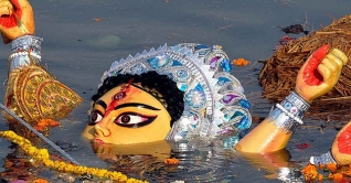 প্রতিমা বিসর্জনের মধ্যদিয়ে শেষ হল দুর্গাপূজা প্রতিমা বিসর্জনের মধ্যদিয়ে শেষ হল দুর্গাপূজা