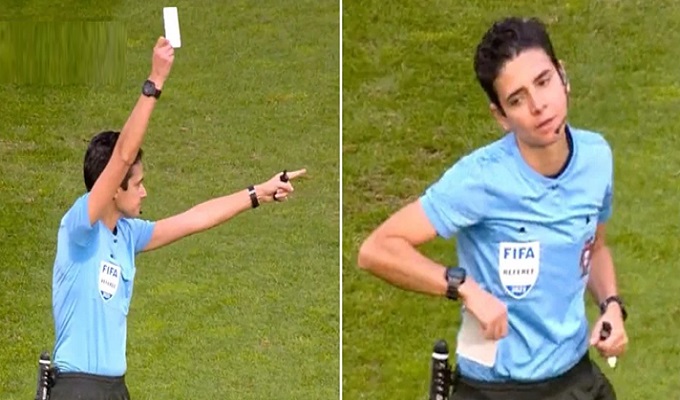 ফুটবল খেলায় ‘সাদা’ কার্ড দেখালেন নারী রেফারি।