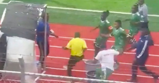 রেফারিকে বেধড়ক পেটালো কঙ্গোর নারী ফুটবলাররা