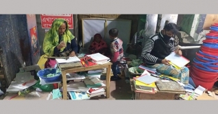 কুমিল্লা নগরী জুড়ে বই বাঁধাই উৎসব চলছে