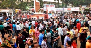 বইমেলায় উপচে পড়া ভিড় : বই কেনা-বেচার হিড়িক বইমেলায় উপচে পড়া ভিড় : বই কেনা-বেচার হিড়িক
