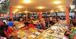 জমজমাট বইমেলা: প্রতিদিনই আসছে নতুন বই জমজমাট বইমেলা: প্রতিদিনই আসছে নতুন বই
