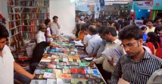 বইমেলায় আজ মানুষের ঢল বইমেলায় আজ মানুষের ঢল