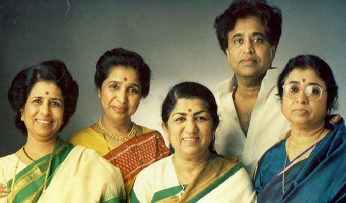 বাঁ দিক থেকে মিনা, আশা, লতা, হৃদয়নাথ এবং ঊষা।  সংগৃহীত ছবি