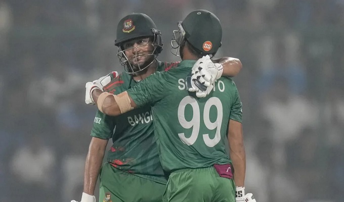 বাংলাদেশের জয়ের দুই কারিগর শান্ত (বাঁ দিকে) এবং শাকিব। 