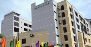 শিশু রোগীদের ঈদ সামগ্রী বিতরণ বিএসএমএমইউ’এর