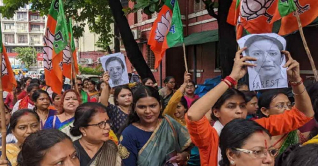 সাংসদ মহুয়ার গ্রেফতারের দাবিতে থানায় বিজেপি নারী মোর্চা