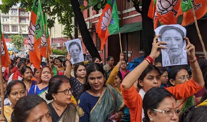 তৃমমূল সাংসদের গ্রেফতারের দাবিতে পথে বিজেপি নারী মোর্চা।