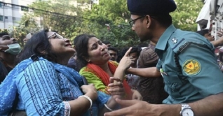 বনানীতে আগুন: নিঃশ্বাস নিতে না পেরেই মানুষগুলো ঝাঁপ দেয়