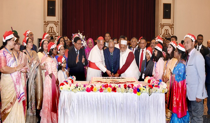 রাষ্ট্রপতি আবদুল হামিদ বুধবার বঙ্গভবনে খ্রিস্টান সম্প্রদায়ের সদস্যদের সাথে নিয়ে বড়দিনের কেক কাটেন। সৌজন্য ছবি