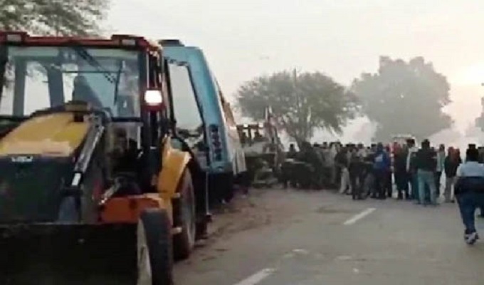 ভারতের মধ্যপ্রদেশ রাজ্যে একটি যাত্রীবাহী বাস মালবাহী ট্রাককে ধাক্কা দিলে অন্তত নয়জন নিহত ও ২০ জন আহত হয়েছে।