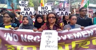 এনআরসি-সিএএ-র প্রতিবাদে মিছিলে অপর্ণা এনআরসি-সিএএ-র প্রতিবাদে মিছিলে অপর্ণা