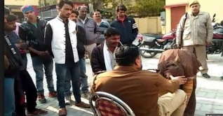 পুলিশের পা ধরে বৃদ্ধার কান্না, সমালোচনার ঝড় পুলিশের পা ধরে বৃদ্ধার কান্না, সমালোচনার ঝড়