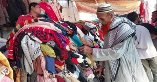 ভোলায় ফুটপাতে শীতের কাপড়ের ব্যবসা জমে উঠেছে