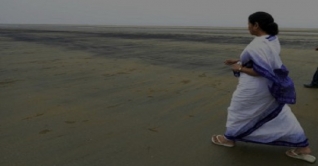 ভোররাতে সমুদ্রসৈকতে একা বেড়ালেন মমতা ভোররাতে সমুদ্রসৈকতে একা বেড়ালেন মমতা