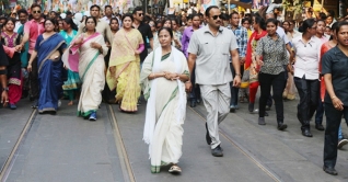 এনআরসির বিরুদ্ধে রাস্তায় নামলেন মমতা এনআরসির বিরুদ্ধে রাস্তায় নামলেন মমতা