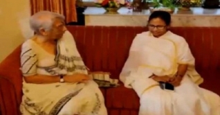 নোবেলজয়ী অভিজিতের বাড়িতে গেলেন মমতা নোবেলজয়ী অভিজিতের বাড়িতে গেলেন মমতা