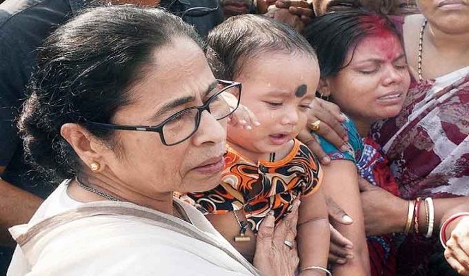 বুলবুলের দাপটে ক্ষতিগ্রস্ত একটি মৎসজীবী পবিারের সঙ্গে পশ্চিবঙ্গের মুখ্যমন্ত্রী মমতা বন্দ্যোপাধ্যায়।