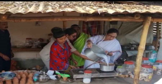 দোকানে ঢুকে নিজেই চা তৈরি করলেন মুখ্যমন্ত্রী! দোকানে ঢুকে নিজেই চা তৈরি করলেন মুখ্যমন্ত্রী!