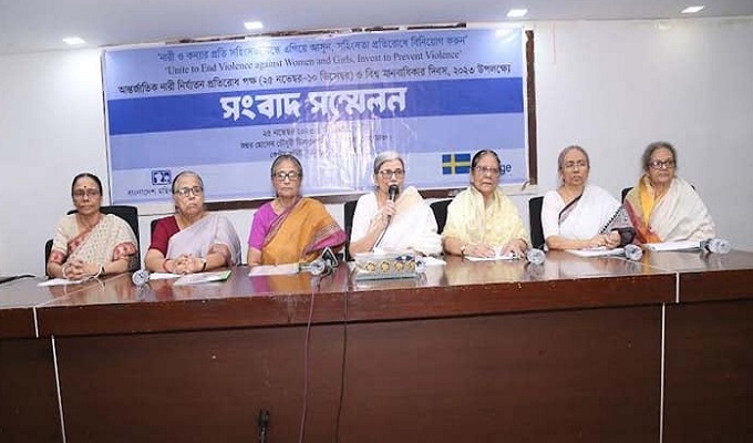 বাংলাদেশ মহিলা পরিষদ আয়োজিত সংবাদ সম্মেলনে নারী নেতৃবৃন্দ।  