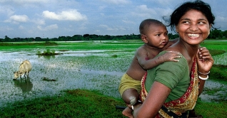 আজ বিশ্ব মা দিবস : মায়ের জন্য ভালোবাসা আজ বিশ্ব মা দিবস : মায়ের জন্য ভালোবাসা