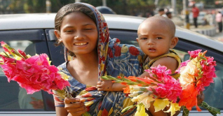 মা দিবস আজ: মাগো তোমার জন্য কাঁদে প্রাণ