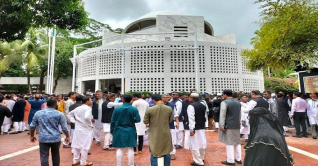 আজ বঙ্গবন্ধুর সমাধিতে শোকার্ত মানুষের শ্রদ্ধা আজ বঙ্গবন্ধুর সমাধিতে শোকার্ত মানুষের শ্রদ্ধা