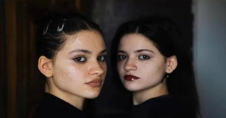 ১৯ বছর পর যমজ দু’বোনের অবশেষে দেখা ১৯ বছর পর যমজ দু’বোনের অবশেষে দেখা