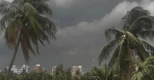 রাজধানীতে আঘাত হানলো শক্তিশালী কালবৈশাখী রাজধানীতে আঘাত হানলো শক্তিশালী কালবৈশাখী