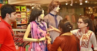 রাজধানীতে কেনাকাটার ধুম: চললে শেষ রাত পর্যন্ত রাজধানীতে কেনাকাটার ধুম: চললে শেষ রাত পর্যন্ত