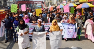 ছাত্রীকে পেট্রল ঢেলে আগুন, রাজশাহীতে মানববন্ধন