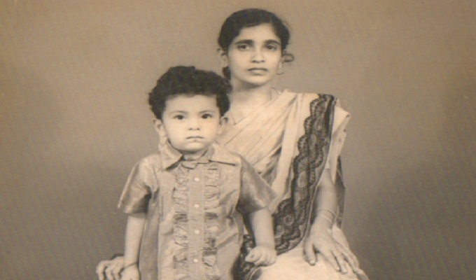 ছোটবেলায় মায়ের সাথে  অভিজিৎ রায়