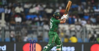 মাহমুদউল্লাহর সেঞ্চুরিতেও বাংলাদেশের বড় হার