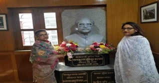 কলকাতায় বঙ্গবন্ধু প্রতিকৃতিতে শেখ রেহানা ও পুতুলের শ্রদ্ধা কলকাতায় বঙ্গবন্ধু প্রতিকৃতিতে শেখ রেহানা ও পুতুলের শ্রদ্ধা