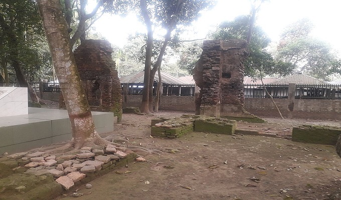 পায়রাবন্দে বেগম রোকেয়ার স্মৃতিময় সেই বাড়ির একটি দেয়াল।