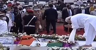 লতা মঙ্গেশকরের মুখাগ্নি করলেন ভাই হৃদয়নাথ