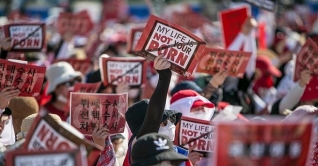 করোনাকালে অনলাইনে নারীর যৌন হয়রানি বাড়ছে করোনাকালে অনলাইনে নারীর যৌন হয়রানি বাড়ছে