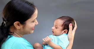 আজ মা দিবস: মধুর আমার মায়ের হাসি