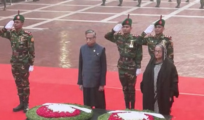 আজ ১৪ ডিসেম্বর বৃহস্পতিবার রাষ্ট্রপতি মো. সাহাবুদ্দিন ও প্রধানমন্ত্রী শেখ হাসিনা রাজধানীর মিরপুরে স্মৃতিসৌধে ফুল দিয়ে শহীদ বুদ্ধিজীবীদের প্রতি শ্রদ্ধা জানিয়েছেন। 