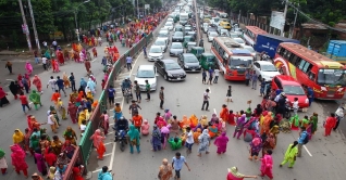 সড়ক অবরোধ করে গার্মেন্টস শ্রমিকদের বিক্ষোভ