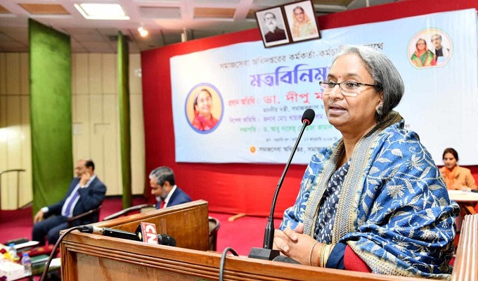 আজ আগারগাঁও সমাজসেবা অধিদপ্তর মিলনায়তনে অধিদপ্তরের কর্মচারিদের সাথে মতবিনিময় সভায় প্রধান অতিথির বক্তব্য রাখছেন সমাজকল্যাণ মন্ত্রী ডা: দীপু মনি।