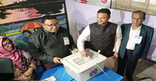 নিজ কেন্দ্রে প্রথম ভোটটি দিলেন সাকিব নিজ কেন্দ্রে প্রথম ভোটটি দিলেন সাকিব