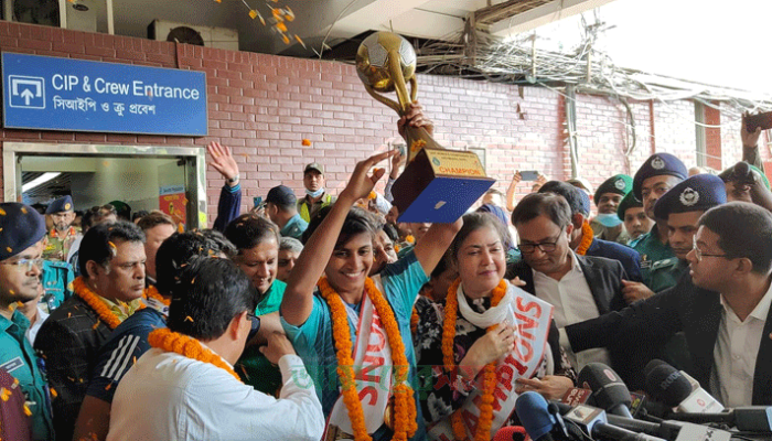 ট্রফি হাতে সাবিনা খাতুন। ছবি: সংগ্রহীত