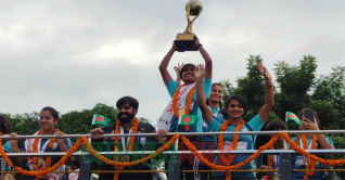 ছাদখোলা বাসে বীরকন্যাদের শিরোপা উদযাপন