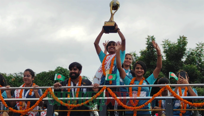 ছাদখোলা বাসে ট্রফি হাতে সাবিনা। ছবি: সংগ্রহীত।