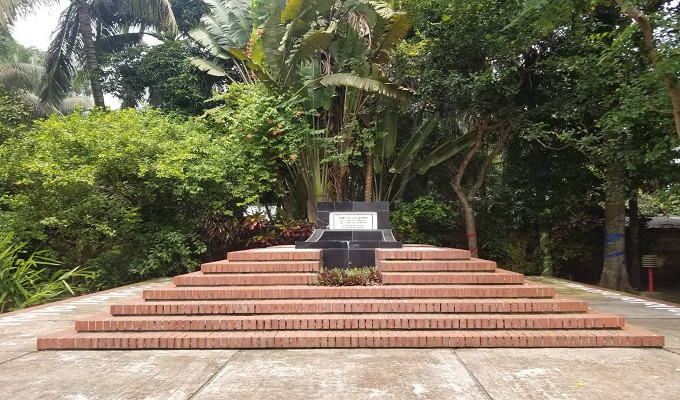 নড়াইলে সুলতান সংগ্রহশালায় শিল্পী এস এস সুলতানের সমাধি।  ছবি: উইমেননিউজ২৪.কম।