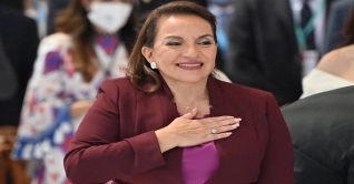 হন্ডুরাসের প্রথম নারী প্রেসিডেন্টের শপথ গ্রহণ