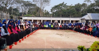 এসএসসি পরীক্ষার্থীরা মায়ের পা ধুয়ে দোয়া নিল